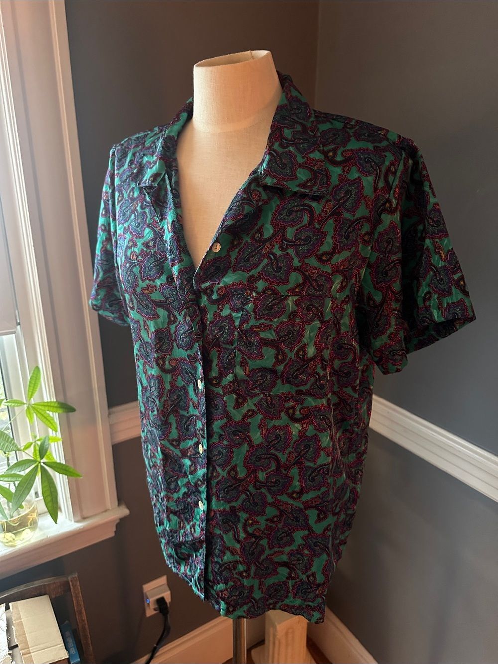 Woman’s vintage 1980s short Sleeve Button-Down Shirt Paisley size M